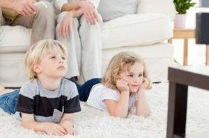ребенок и экран телевизора